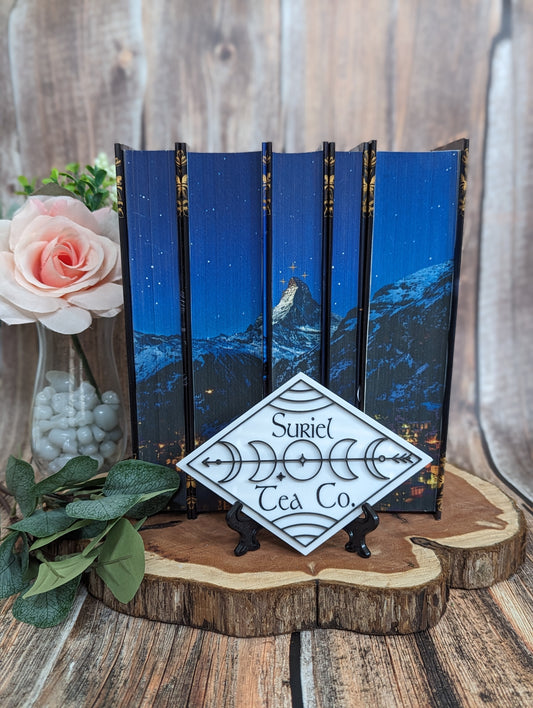 Suriel Tea Co | Licensed ACOTAR  Bookshelf Sign - Quill & Cauldron